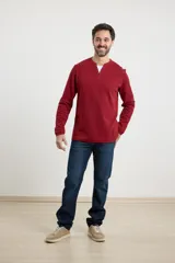 Remera de manga larga en tejido elastizado, color azul, con cuello tipo camisa, cartera con botones y detalles en eco gamuza en la base del cuello y la cartera.