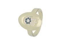 Anillo de plata 925 con baño de oro, modelo hamsa con circonias blancas y azules.
