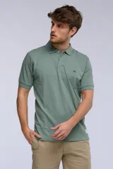 Remera polo de manga corta en tejido piqué color celeste. Presenta cuello clásico con botones, bordado pequeño en el pecho y detalles en tela oxford en el interior del cuello.