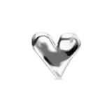 Anillo de aleación de metales con baño de plata de ley, presenta un diseño de corazón voluminoso con acabado brillante.