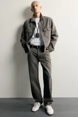 Pantalón de jean estilo straight fit, de corte recto y tiro medio, con efecto lavado en color gris oscuro. Cuenta con diseño clásico de cinco bolsillos y cierre frontal con botones.