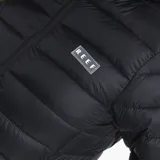 Campera puffer Reef de color beige, con diseño acolchado, cierre frontal completo, capucha desmontable y logo de la marca en el pecho.