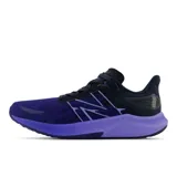 Championes de running New Balance FuelCell Propel v3, color violeta con detalles en azul oscuro. Presentan entresuela de espuma FuelCell para mayor amortiguación y propulsión, empeine de tejido de malla ligero con capas sin costuras y detalle de talón en TPU.