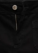 Jeans wide leg tiro alto de color negro, con cierre delantero de cremallera y botón, trabillas para cinturón y dos bolsillos de parche en la parte delantera.
