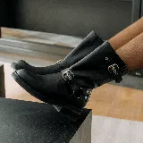 Bota de cuero vacuno color negro, con hebillas ajustables, cierre interno y suela de goma artesanal.