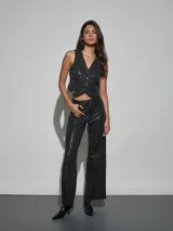 Pantalon negro de tiro medio con acabado brillante de lentejuelas, corte recto y amplio.