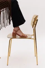 Sandalia de taco cuadrado bajo, confeccionada en gamuza azul, con tira frontal decorada con glitter multicolor y cierre de pulsera con hebilla metálica al tobillo.