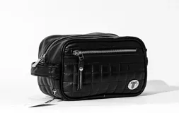 Neceser Tiffosi color negro con diseño acolchado a cuadros y cierre de cremallera.