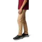 Pantalon tipo chino de corte recto, color beige, con cinco bolsillos y tecnología de repelencia a líquidos y manchas.