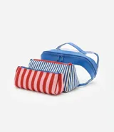 Kit de tres neceseres de diferentes tamaños. Incluye un neceser grande transparente con bordes y asa de mano en color azul, y dos neceseres internos más pequeños con estampado de rayas verticales en azul y blanco. Todos cuentan con cierre de cremallera.