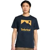 Remera Timberland azul marino de manga corta con estampa rectangular en el frente que incluye un paisaje de montaña, el logo de la marca y la frase "Beyond the Trail".