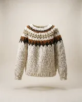 Buzo tejido de punto con diseño de canesú estampado en tonos naranja, blanco y marrón oscuro. Presenta cuello redondo, mangas largas con puños acanalados y un corte clásico.