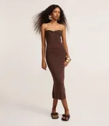 Vestido midi de punto acanalado en color verde, con diseño palabra de honor y detalle de nudo en el busto. Presenta un corte ajustado al cuerpo.