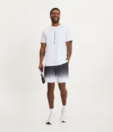 Bermuda deportiva de poliéster con cintura elástica y cordón de ajuste. Diseño con estampado degradado de negro a blanco.