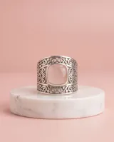 Anillo de plata 925 con diseño de filigrana y piedra central de cuarzo rosa en corte cuadrado.