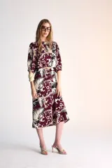 Falda midi de corte evasé con estampado de hojas en tonos borgoña, negro y blanco.