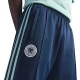 Pantalón deportivo adidas de la selección de Alemania, color azul marino con franjas laterales claras. Presenta cintura elástica, logo de la marca y escudo del equipo en los laterales.