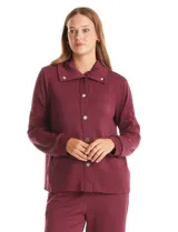 Campera bordó de modal con cuello solapa, cierre frontal con botones metálicos y bolsillos laterales. Presenta mangas largas con detalles labrados en los antebrazos y puños ajustados.