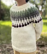 Sweater tejido a mano en lana merino color crudo, con diseño de guarda pampa en tonos verde, marrón y bordó en la parte superior.