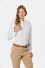 Camisa lisa de color blanco, de corte clásico y entallado, con mangas largas y cierre frontal con botones.