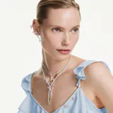 Pendientes en forma de libélula con baño de rodio, compuestos por aros engastados en pavé de circonitas transparentes. Las alas presentan cristales en tonos rosas y morados, con una perla de cristal en la cabeza de la libélula.