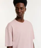 Remera de corte relaxed, confeccionada en algodón de tejido grueso con cuello redondo y mangas cortas.