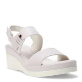 Sandalias de plataforma con diseño ergonómico, color beige, con tira frontal texturizada y ajuste de velcro en el tobillo con detalle metálico.