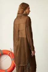 Camisola larga de red marrón, con diseño de tejido a cuadros y apliques florales bordados en relieve por toda la prenda. Presenta cuello camisero y botones frontales.