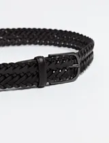 Cinto Harrington Label de cuero marrón oscuro con diseño trenzado y hebilla metálica rectangular oscura.