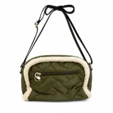 Cartera tipo bandolera de diseño acolchado en color verde militar, con detalles de corderito sintético en los bordes. Cuenta con cierre frontal, correa larga ajustable y herrajes metálicos.