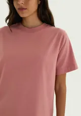 Camiseta básica de manga corta y cuello redondo, color bordó, de diseño clásico y ajuste cómodo.