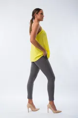 Musculosa amarilla de satén con tirantes finos.