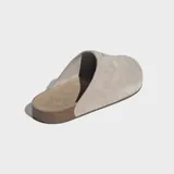 Zueco Adidas Adimule de diseño minimalista, con empeine de ante en color beige y suela de corcho con base de goma.