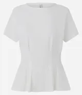 Blusa de algodón color blanco con cuello redondo y mangas cortas. Presenta un diseño peplum con pliegues en la cintura que realzan la silueta.