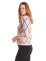 Cardigan de punto con diseño de rombos en color rosa y líneas negras. Presenta cuello redondo, cierre frontal con botones metálicos y mangas tres cuartos.