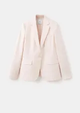 Blazer de lino color beige, de diseño recto con cuello en V, solapas con muesca, mangas largas, bolsillos de ribete delanteros y cierre frontal de un botón.
