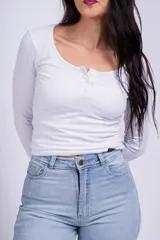 Remera azul de punto canalé, con escote cuadrado y mangas largas.