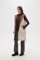 Chaleco largo acolchado color marrón, con diseño de rombos, cierre frontal completo y capucha ajustable con cordones.