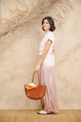 Pantalón palazzo de raso color rosa claro, con cintura elástica.