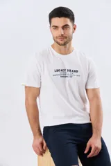Remera azul de manga corta y cuello redondo, con texto bordado en el pecho.