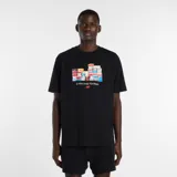 Remera de algodón color negro, con cuello redondo y manga corta. Presenta un estampado frontal con una pila de cajas de zapatillas y la frase 'It's What's Inside That Matters' junto al logo de New Balance.