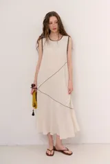 Vestido midi de corte diagonal, color marrón, con diseño sin mangas y escote redondo.