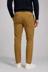 Pantalón tipo chino de corte recto, color bordó, con cierre de botón y cremallera, bolsillos laterales y traseros.