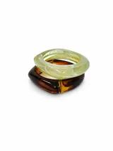 Set de dos pulseras rígidas de resina con efecto carey, una en tonos marrones y otra en tonos verdes claros.