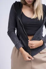 Campera de felpa con frisa y lycra color bordó, con capucha, cierre metálico y bolsillos frontales.