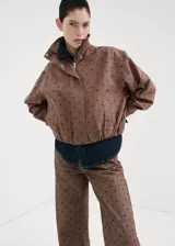 Jeans de corte recto y tiro medio con estampado de lunares en tono marrón.