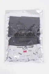 Pack de dos calzoncillos tipo bóxer con cintura elástica con logo. Uno de los modelos es gris claro con estampado de patinetas y el otro es negro con rayas horizontales blancas y grises.