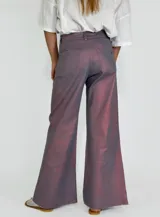 Pantalón acampanado color gris con reflejos rosados.