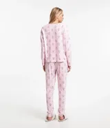 Pijama largo de media malla color rosa con estampado de caras de leopardo. Incluye una blusa de manga larga con cuello redondo y un pantalón con cintura elástica, puños y ruedo ajustados.