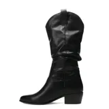 Botas de caña alta estilo slouchy en color negro, confeccionadas en material sintético con acabado liso. Presentan una puntera fina y un taco cuadrado de altura media.